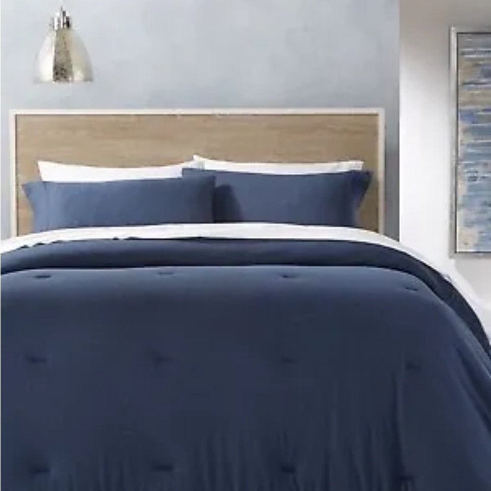 Calvin Klein modern cotton comforter set with pillowcases. queen size